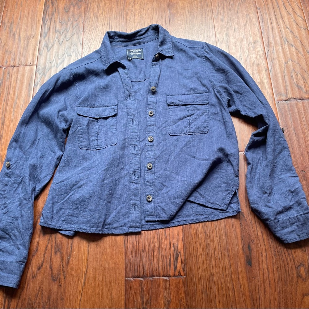 Abercrombie & Fitch denim color linen cropped shirt in size S (originally $58)